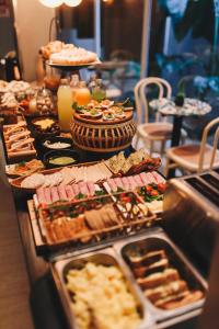圣米格尔·德·图库玛LG Golden Suites的包含多种不同食物的自助餐