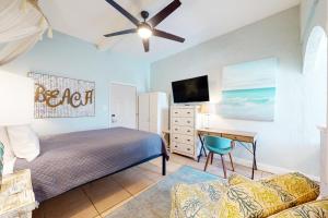 格尔夫海岸Beachview 321的一间卧室配有一张床和一张书桌