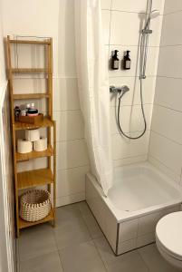 莱比锡LE-Host的带淋浴、浴缸和卫生间的浴室