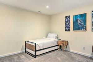 Vernon TownshipSun-Lit Vernon Condo Less Than 2 Mi to Ski Resort!的一间卧室配有一张床、床头柜和绘画作品