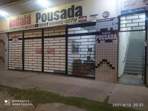 Pasto da Mataindaiá Pousada - Posto da Mata-BA的大楼内装有两扇车库门的商店