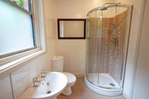 温彻斯特Boscobel Apartments Down的带淋浴、盥洗盆和卫生间的浴室