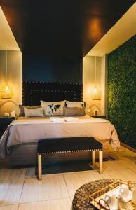 圣米格尔·德·图库玛LG Golden Suites的一间卧室配有一张大床,内有长凳