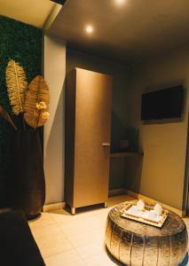 圣米格尔·德·图库玛LG Golden Suites的客房设有带毛巾的桌子和电视。