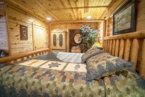ClarkesvilleNacoochee valley motel的木制客房内的一间卧室,配有一张床