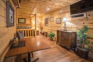 ClarkesvilleNacoochee valley motel的客厅设有木舱和桌子