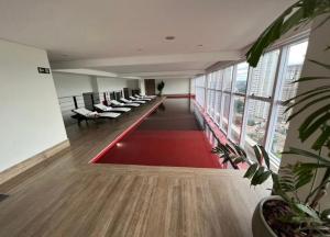 戈亚尼亚QS Marista - Studio Alessandra Antonelli - flat 1701的一间大房间,配有沙发和红色地毯
