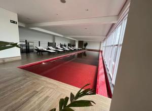 戈亚尼亚QS Marista - Studio Alessandra Antonelli - flat 1701的大房间设有红地毯和大窗户