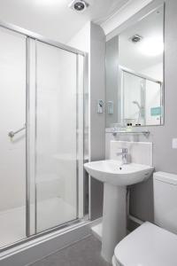 赫克瑟姆George Hotel的带淋浴、盥洗盆和卫生间的浴室
