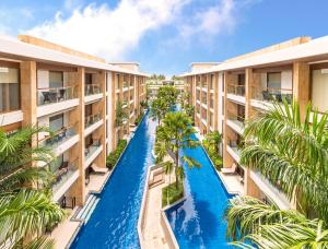 长滩岛水晶沙海滩度假酒店的享有带水滑梯的度假村建筑的空中景致