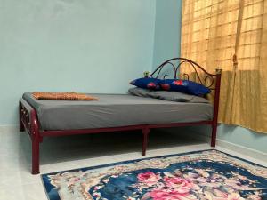 Al-Hafiz Homestay客房内的一张或多张床位