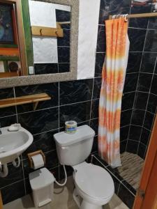 莫姆皮切Aparthotel Oleaje的一间带卫生间和水槽的浴室
