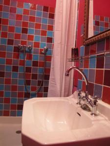 阿尔勒B&B in Arles "L'Atelier du Midi" chambre d'hôtes centre historique ARLES的一间带水槽和淋浴的浴室