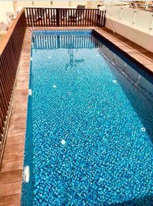 埃拉特Glamour Luxury Suite Swimming pool的蓝色海水大型游泳池