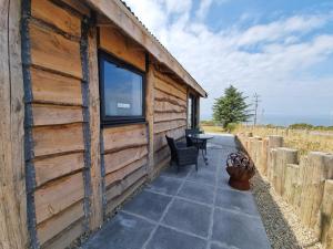 卡迪根Byre Cottages & Log Cabin的小木屋设有天井和窗户。