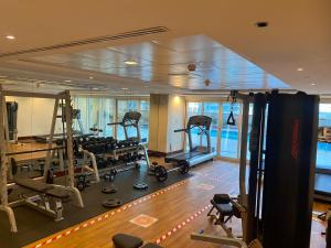 迪拜One bedroom apartment with pool & gym near Marina的船上的健身房,带跑步机
