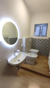 西尼加利亚Casa Vacanze "Machí"的一间带水槽、卫生间和镜子的浴室