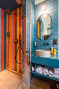 安特卫普P6 Antwerp的一间带水槽和镜子的浴室