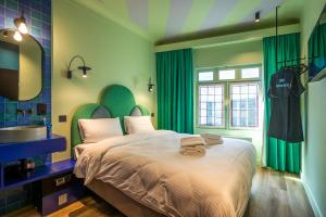 安特卫普P6 Antwerp的一间卧室设有一张大床和一个水槽