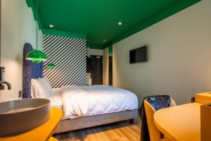安特卫普P6 Antwerp的一间卧室配有一张床、一个水槽和一张桌子