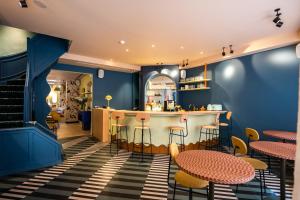 安特卫普P6 Antwerp的餐厅拥有蓝色的墙壁、桌子和凳子