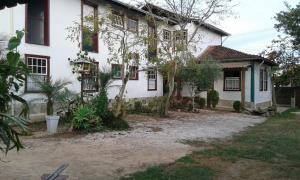 蒂拉登特斯Pouso Realeza的前面有树木的白色房子