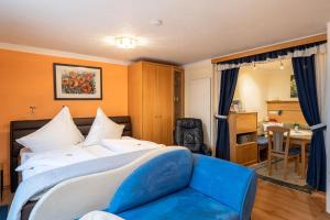 巴德小基希海姆Heimeliges Apartment in den Bergen的酒店客房,配有床和蓝色的沙发