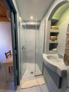 伊罗达Pappou's Traditional Cottage at Epano Elounda的带淋浴和盥洗盆的浴室
