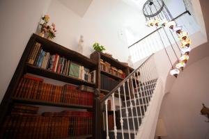 库埃瓦斯德拉尔曼索拉El Palacete de Cuevas的楼梯上装满了书架的书架