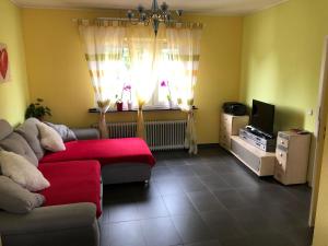 门兴格拉德巴赫Traumhaftes Apartment in Mönchengladbach Ohler的带沙发和电视的客厅