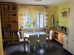 门兴格拉德巴赫Traumhaftes Apartment in Mönchengladbach Ohler的一间带桌椅和窗户的用餐室