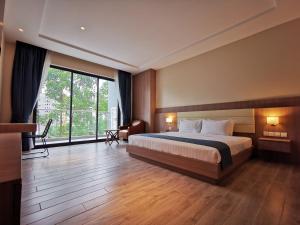 西哈努克RIVA Hotel SHV的酒店客房设有一张床和一个大窗户
