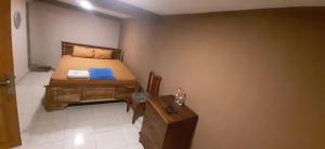 庞越Hotel Nur Cahaya - Syariah的一间小卧室,配有一张床和一张桌子