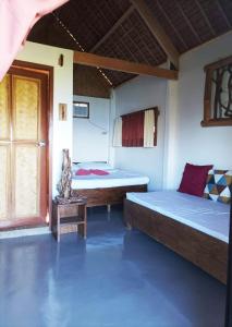 布桑加OcamOcam Azur Inn的客房设有两张床和窗户。