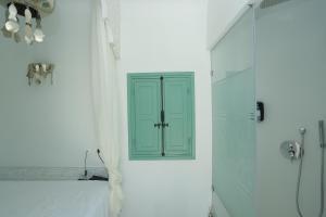 哈马马特Dar Hammamet Guest House & Hammam的一间绿色橱柜和淋浴的浴室