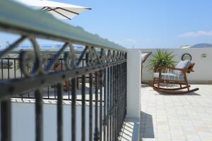 哈马马特Dar Hammamet Guest House & Hammam的阳台的栏杆,配有桌椅