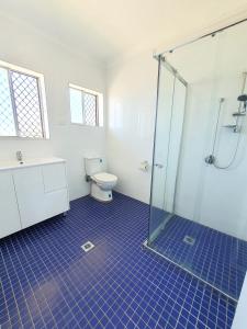 莫里玛丽亚汽车旅馆的一间带卫生间和玻璃淋浴间的浴室