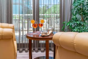 格拉多埃斯特别墅酒店的一张桌子,上面有三杯酒,旁边是两把椅子