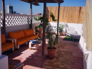 拉巴特Riad Louane的户外庭院配有橙色家具和盆栽植物