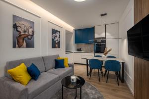 里耶卡Bella Vita Apartments的客厅配有沙发和桌子