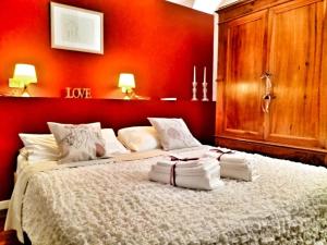 拉文纳Residenza Santi Muratori的一间卧室设有一张带红色墙壁的大床