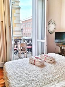 拉文纳Residenza Santi Muratori的一间卧室配有一张床,上面有两条毛巾