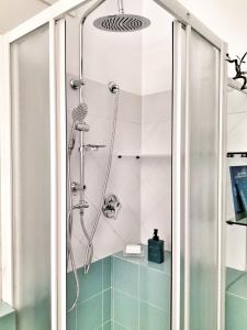 拉文纳Residenza Santi Muratori的浴室设有蓝色瓷砖淋浴。