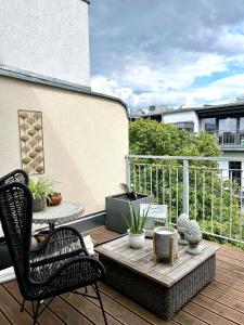 柏林Kreuzberger Szene Penthouse的阳台的天井配有桌椅