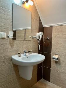 索佐波尔奥林奇别墅公寓式酒店的浴室设有白色水槽和镜子