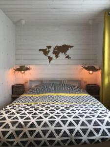 韦尔维耶Studio Au jardin fleuri的卧室配有一张壁挂图床