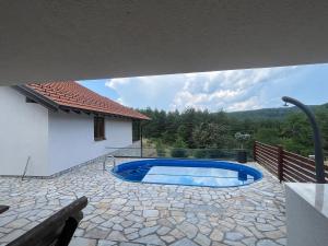 弗尔尼亚奇卡矿泉镇Divna Vila的庭院中间的游泳池