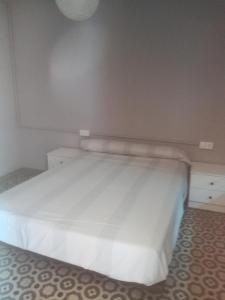 曼雷沙Pis Cèntric的卧室配有白色床罩和白色床罩