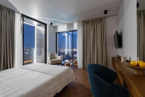 雅典Neoma的酒店客房设有一张床和一个大窗户