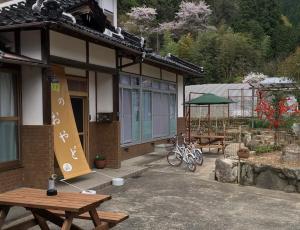 TakedaHatake no Oyado - Vacation STAY 74494v的一座带野餐桌和标志的建筑